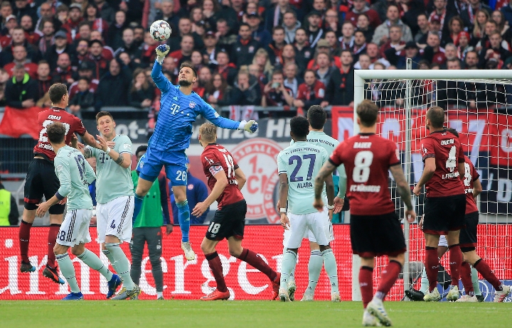 [NBA]斯玛特断球送长传 詹姆斯上反篮得分