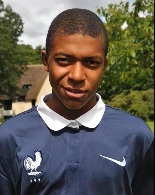 太逗了！《和平精英》上线＂姚安娜同款吃鸡动作＂引热议